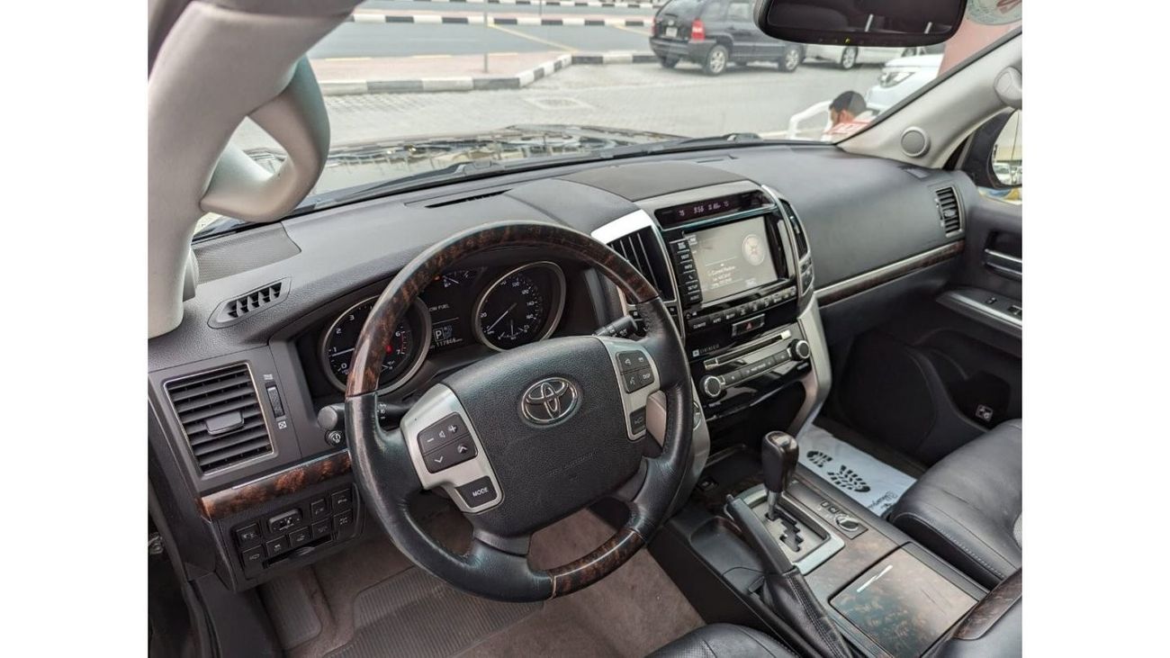 تويوتا لاند كروزر 2015 Toyota Land Cruiser VXR (J200), 5dr SUV, 5.7L 8cyl Petrol, Automatic, Four Wheel Drive American