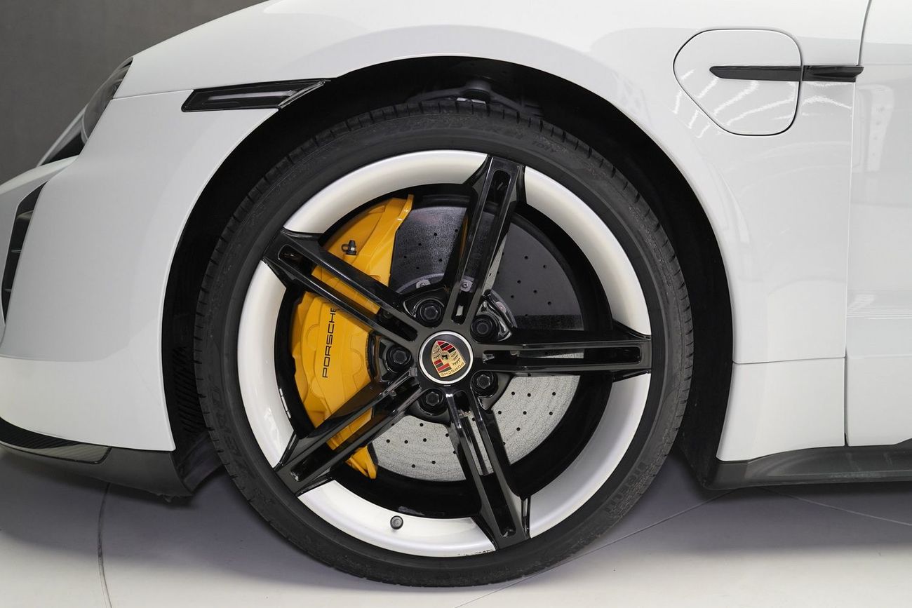 بورش تايكان Turbo S (761 HP)