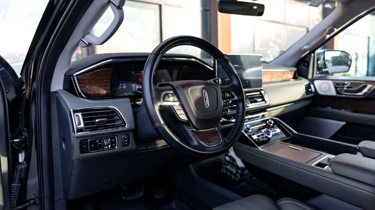 لينكولن نافيجاتور Presidential 3.5L Presidential, Warranty + Service Pack, Low Kms, 7-Seater, GCC