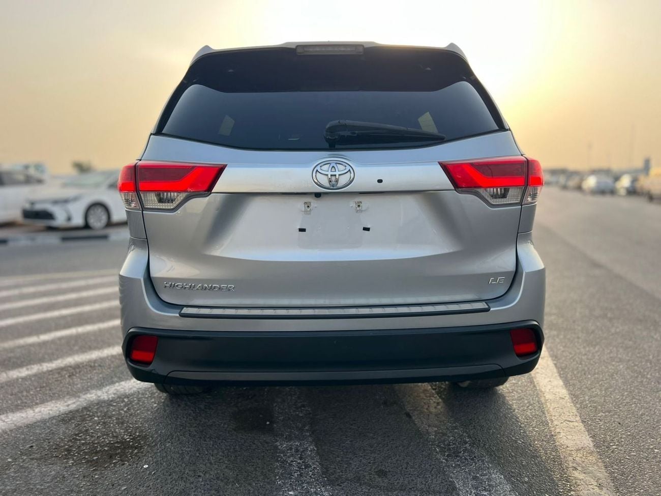 Toyota Highlander LE (NON GCC) 2017 Toyota Highlander - MidOption - 3.5L V6 - Full 7 Seater - Trunk Auto