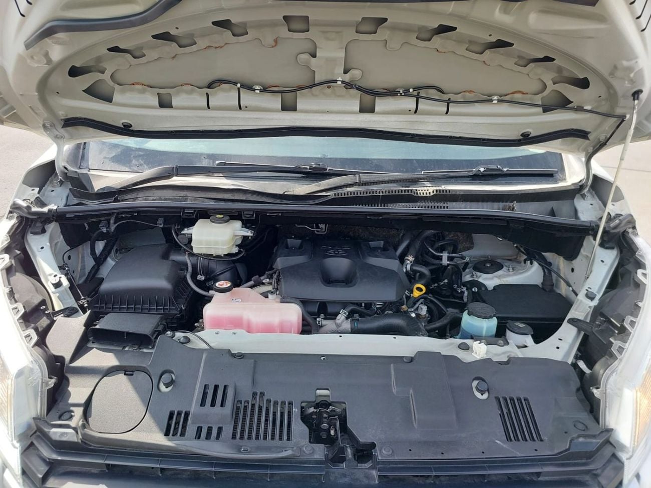 Toyota Hiace (RAMADAN OFFER) TOYOTA HIACE COMMUTER VAN RHD 2020 MODEL 2.8 L DIESEL AUTOMATIC(PM04978)