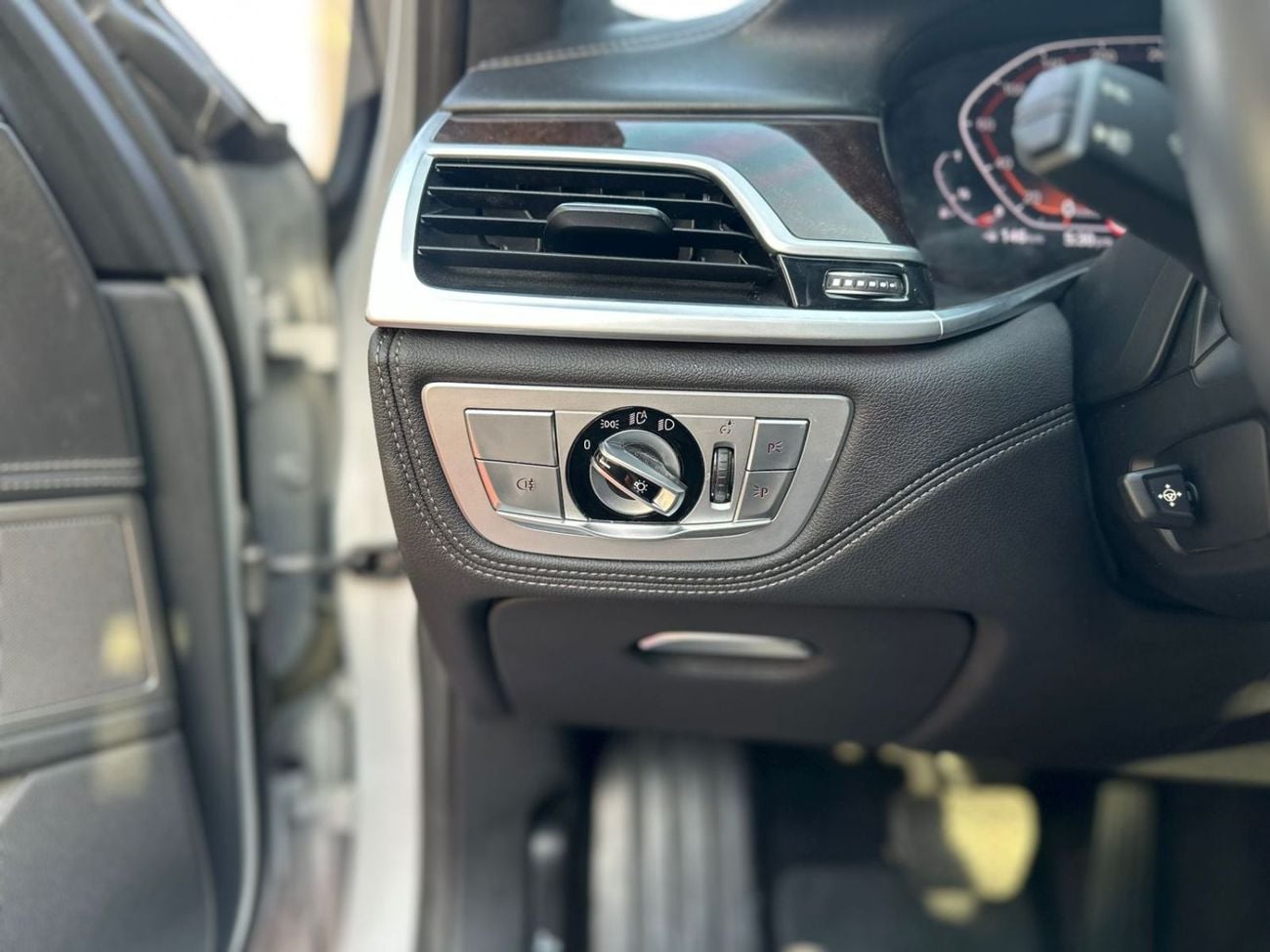 بي أم دبليو 740Li 3.0 لتر TwinPower Turbo - عدد 6 سلندر ناقل الحركة: أوتوماتيك من 8 سرعات (Steptronic)