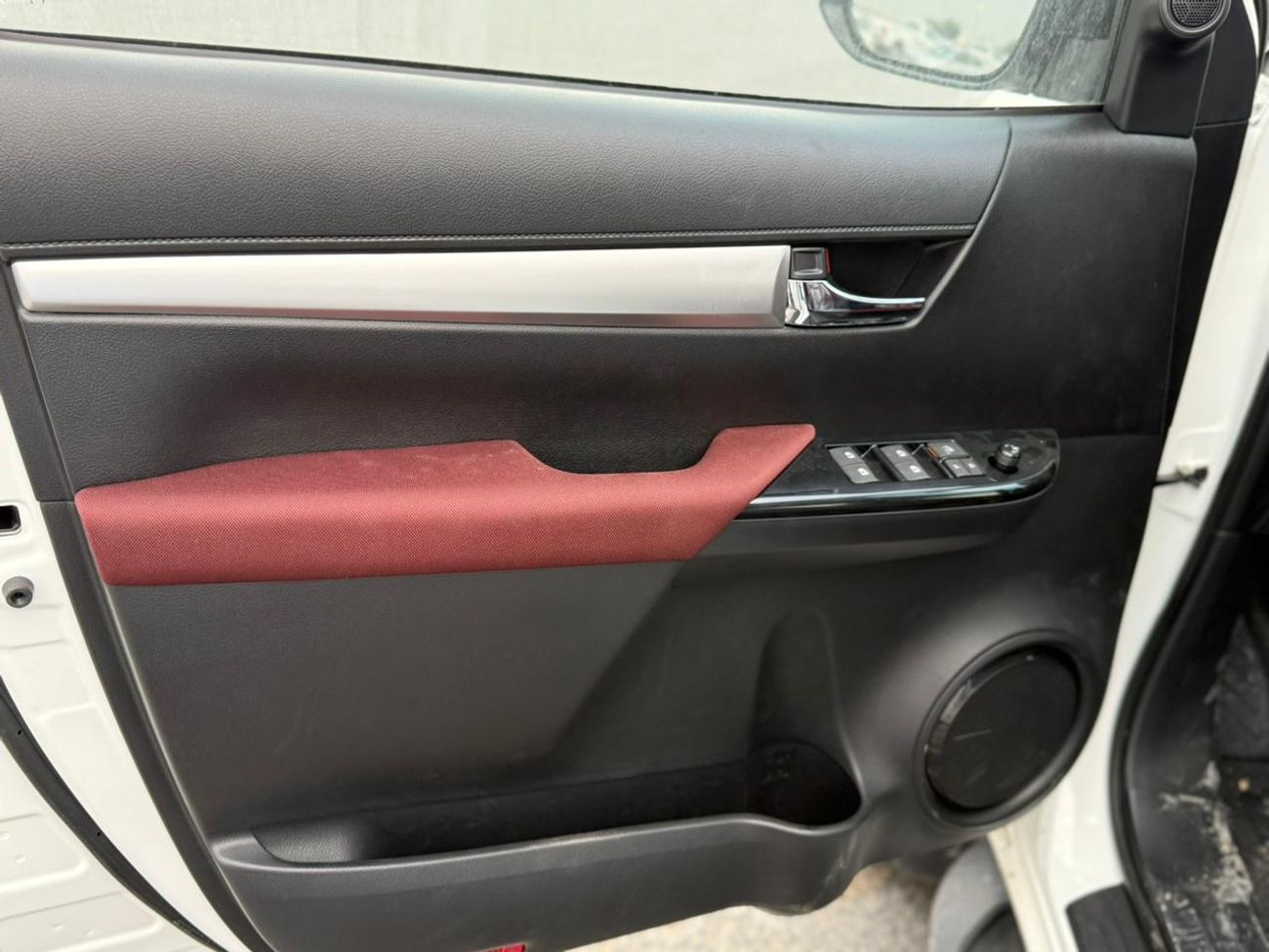 Toyota Hilux 2.7L GLX-S FULL WITH WIRLESS CHARGER AND COMPRESSOR OMANI