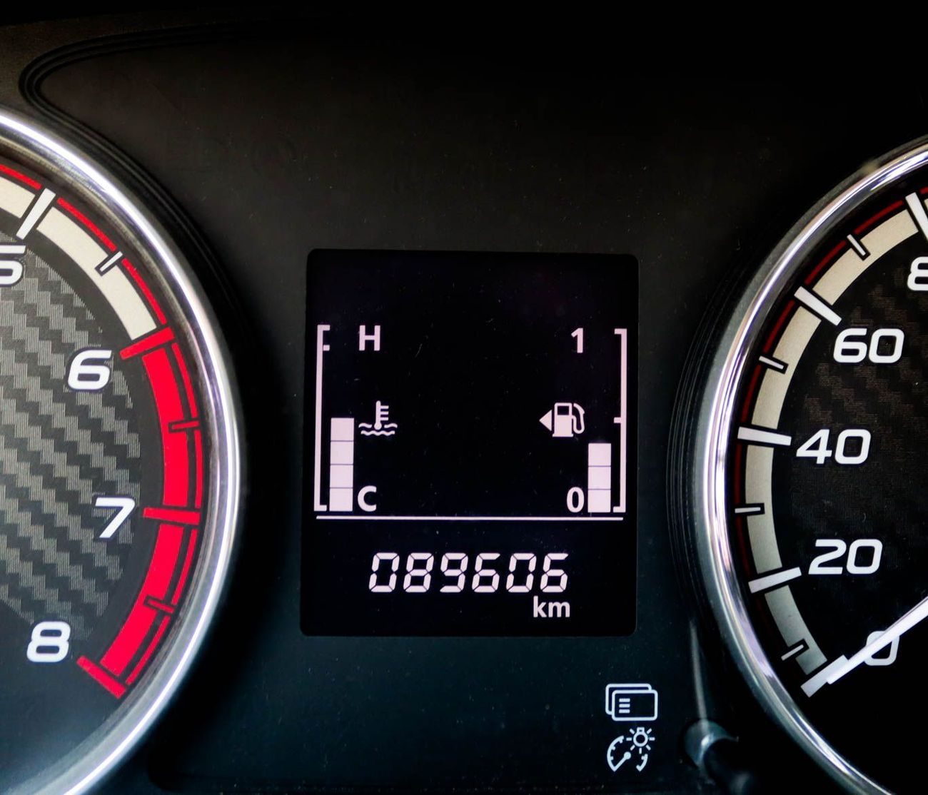 Mitsubishi L200 GL 2.5L Double Cab Utility 4WD Mitsubishi L200 2.4 L 4WD 2022 GCC accident-free in excellent conditi