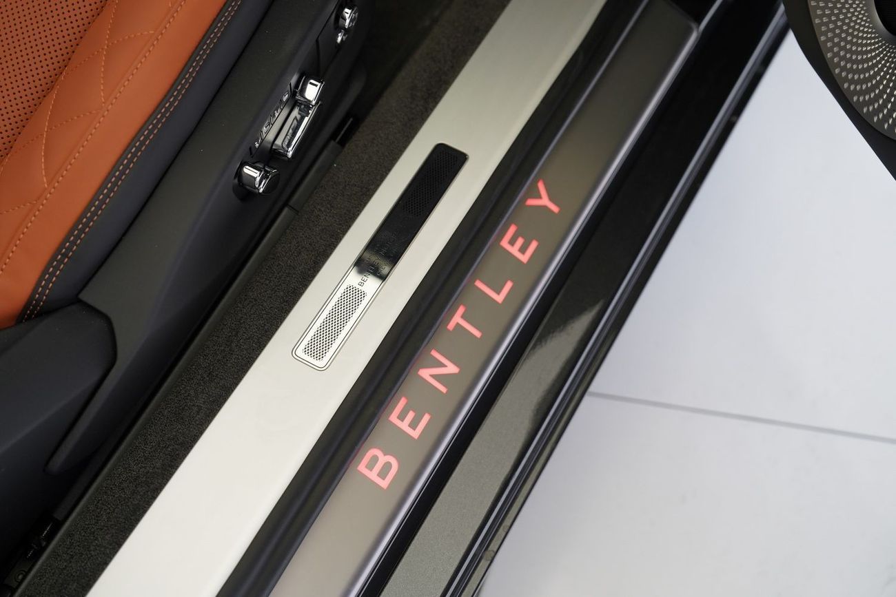 بنتلي كونتيننتال جي تي سي Bentley GTC V8 Black Edition