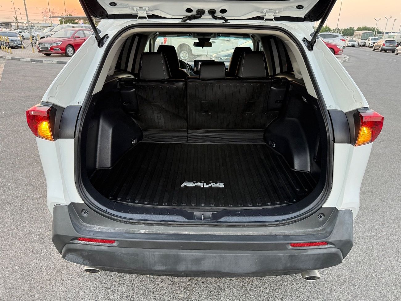 تويوتا راف ٤ XLE 2.5L