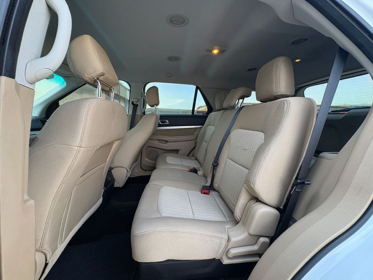 Ford Explorer FWD 3.5L V6 A/T | 2016 | GCC SPECS | WHITE EXTERIOR | AED 740 per month