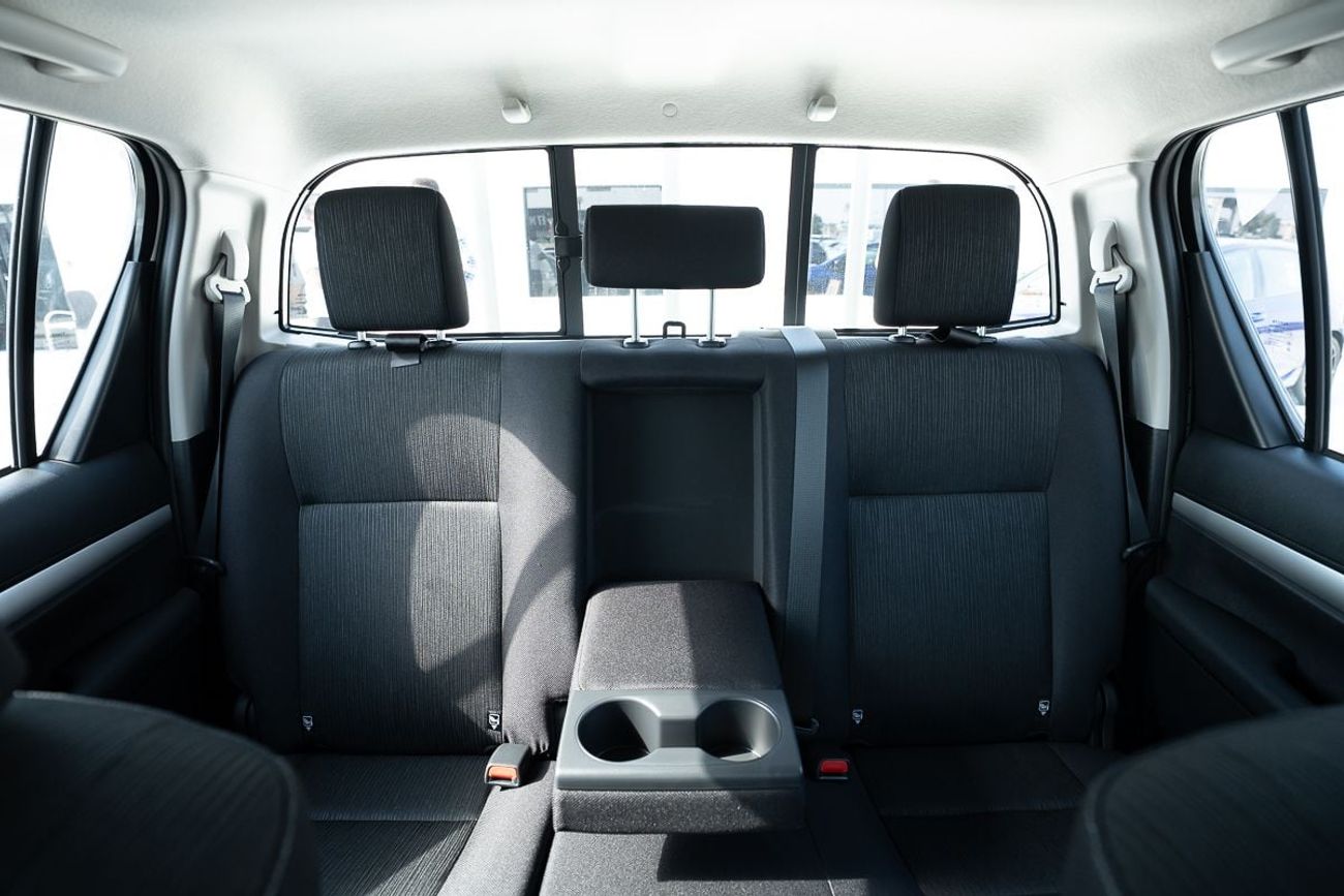 تويوتا هيلوكس 2.4L Diesel Double Cabin Manual Transmission 4x4 2025