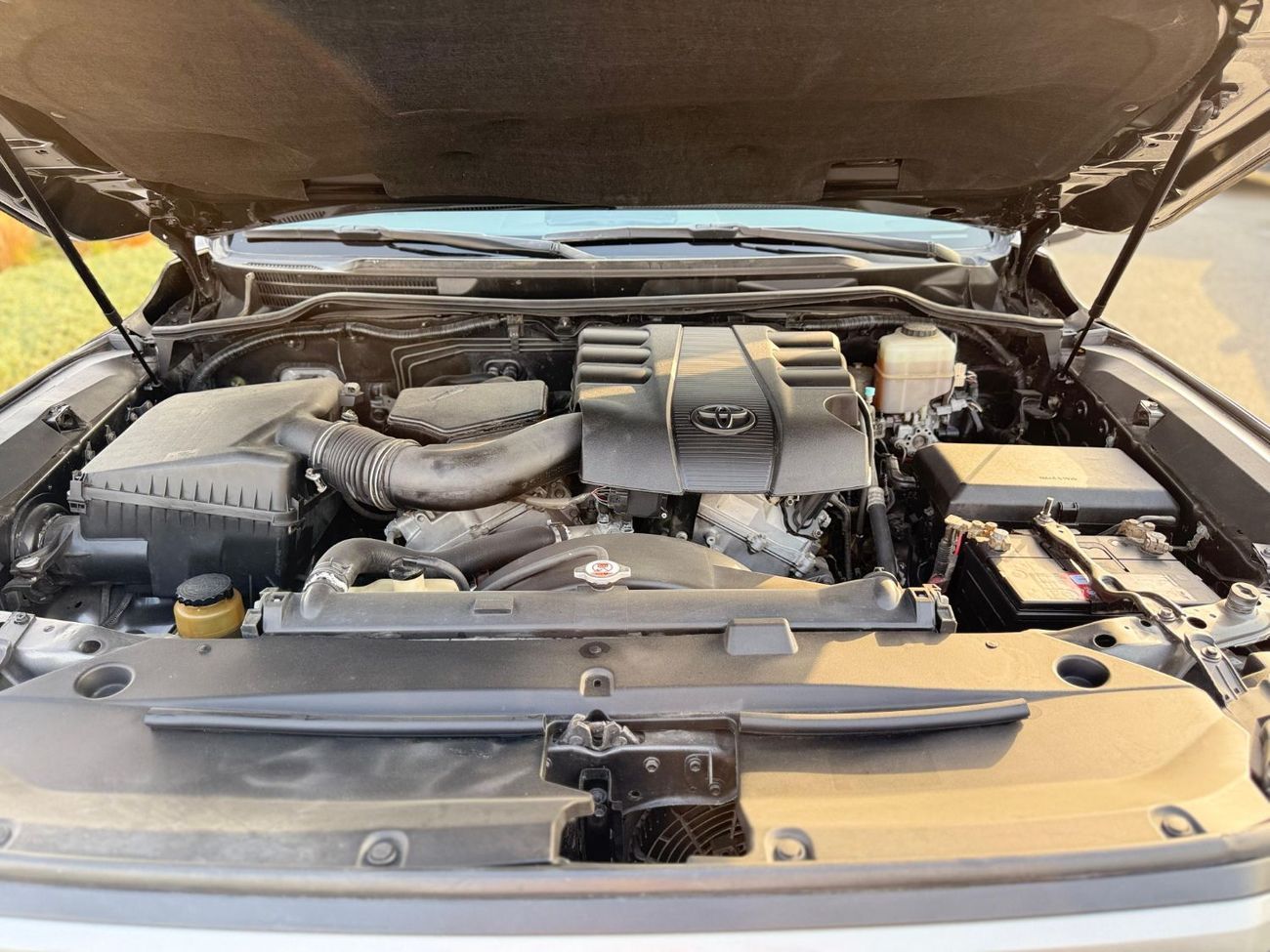 Toyota Land Cruiser Toyota Landcruiser Lc200,2015 grey colour and biegie interior ,Gcc specs LHD petrol engine..8seaters