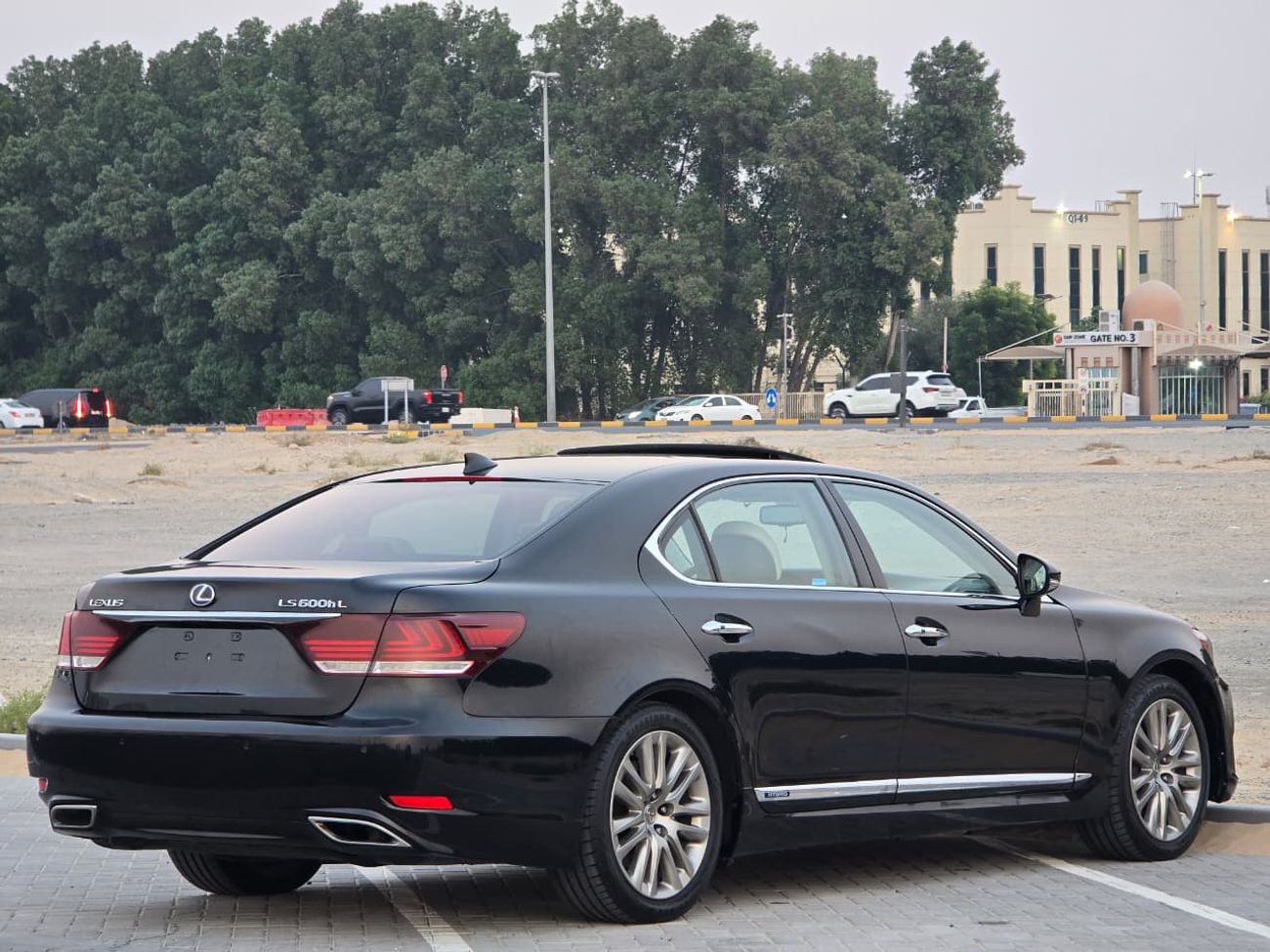 لكزس LS600h L 5.0L