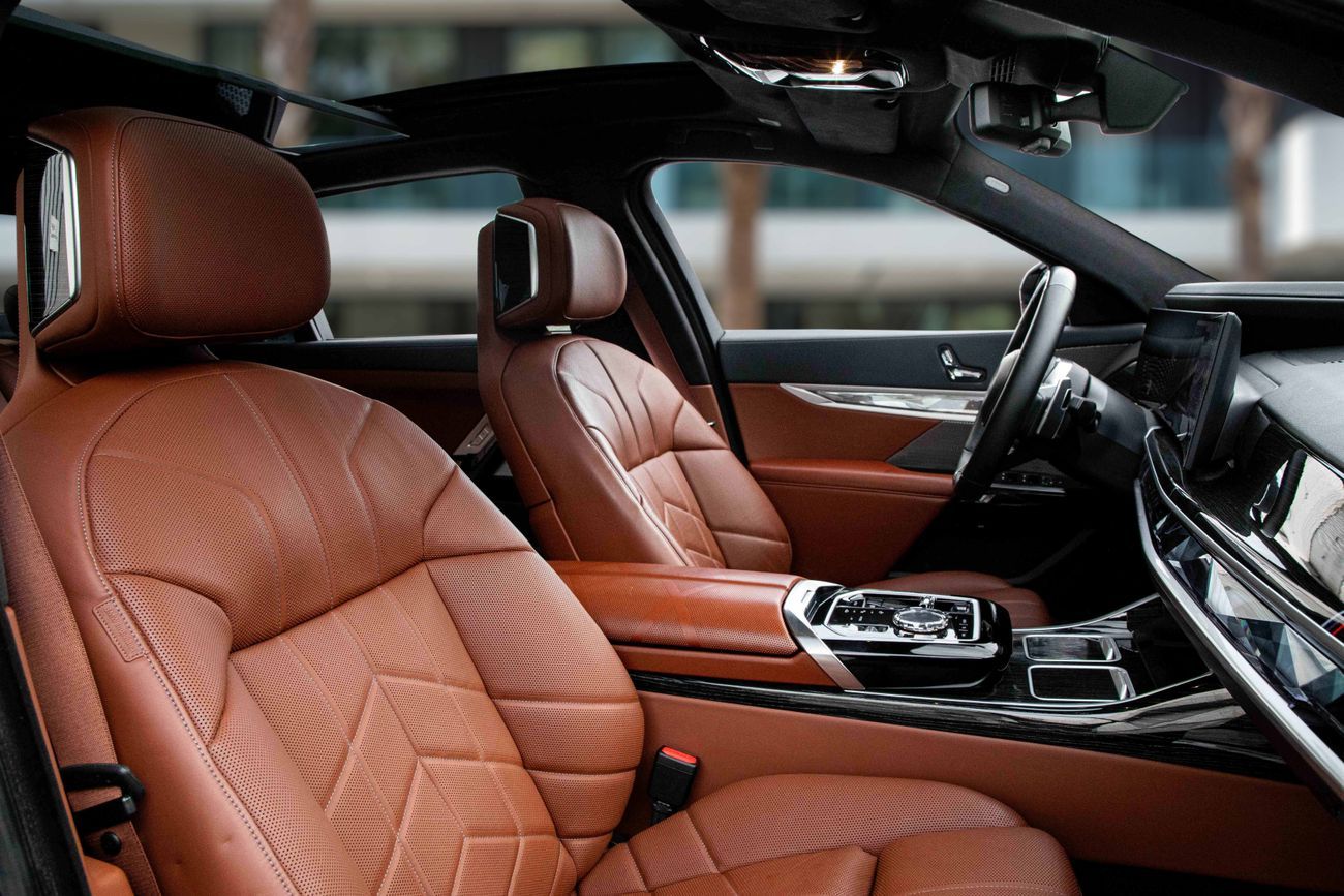 بي أم دبليو 735i 735i | 5,386 P.M | 0% Downpayment | M-Sport | BMW Warranty + Service!