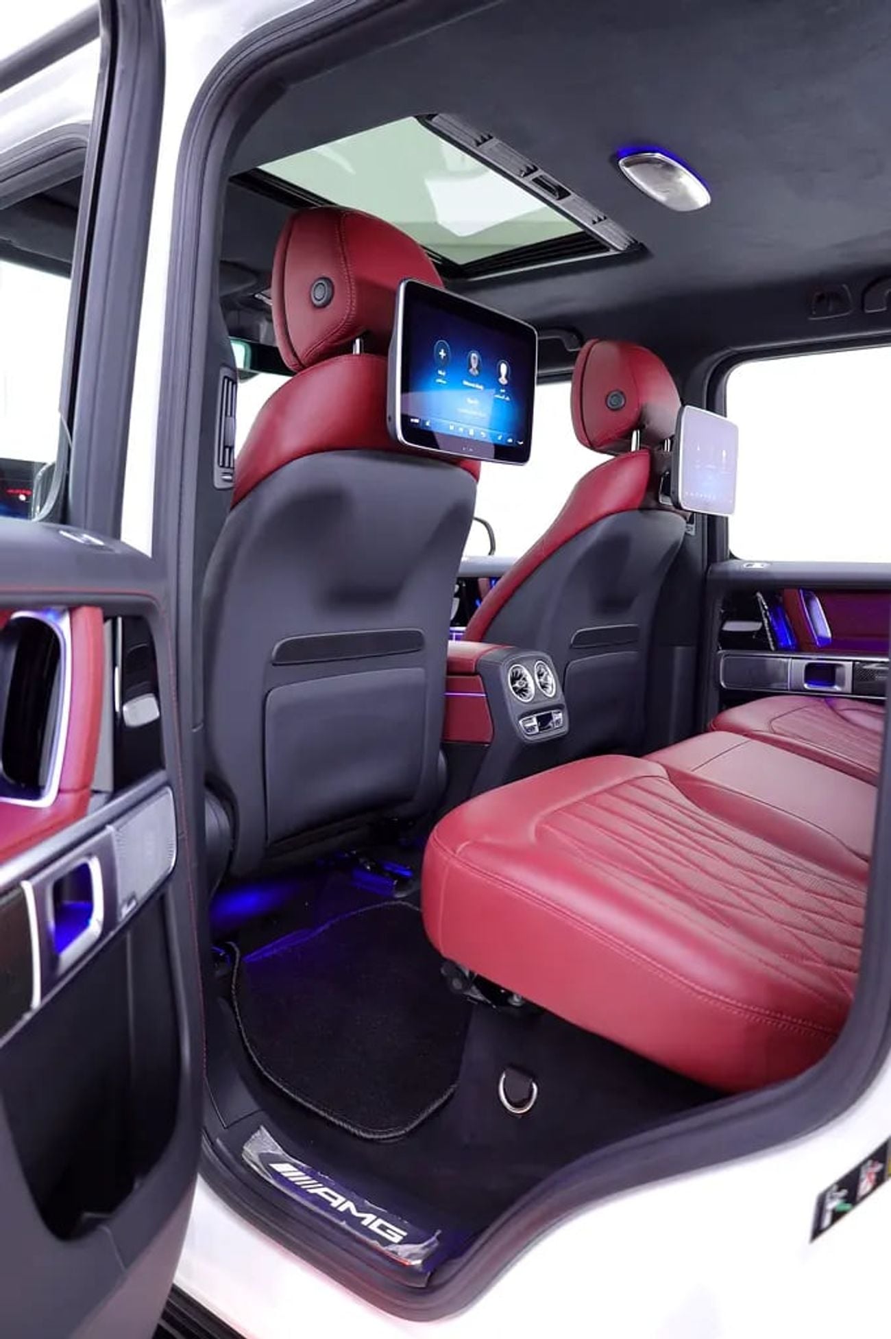 Mercedes Benz G63 AMG G63 GCC DOUBLE NIGHT PACKAGE - FULL EXT/INT CARBON + REAR MONITOR + 5 YEARS WARRANTY+SERVICE GARGASH