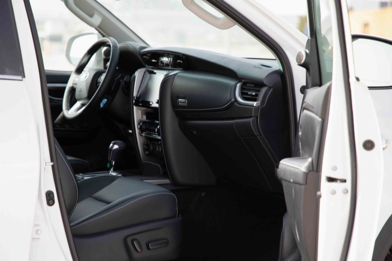 Toyota Fortuner 2023 Toyota Fortuner 4.0 Adventure - Platinum White Pearl inside Black