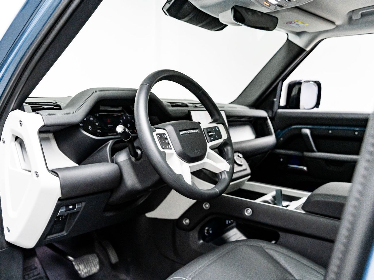 Land Rover Defender P300 110 2.0L (5 Seater) 2025 Land Rover Defender 110 S P300, 2.0TC I6 4WD, 300bhp, 8 Speed Auto. AE