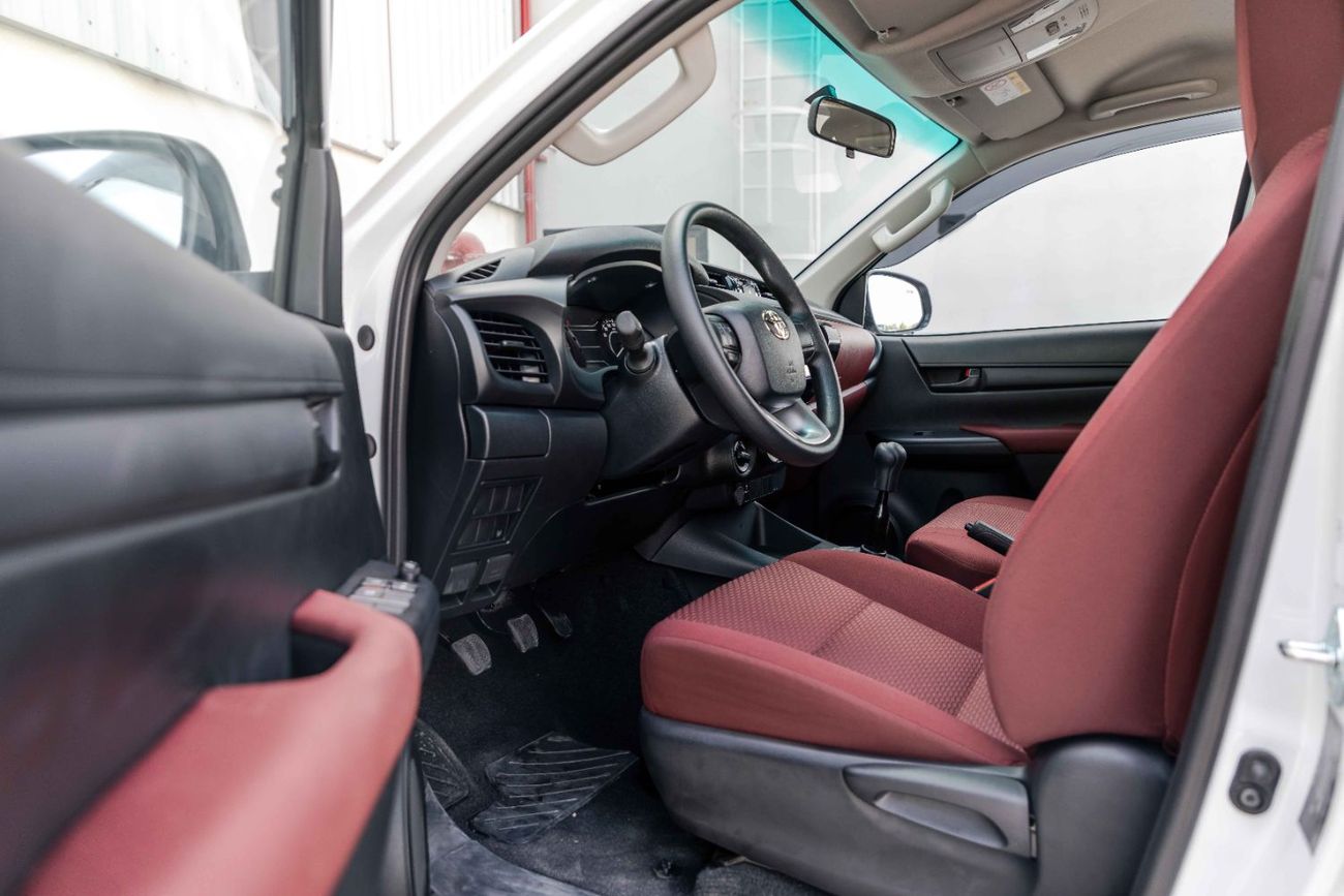 تويوتا هيلوكس 2.4L - Platinum White Pearl Inside Maroon | Export Only