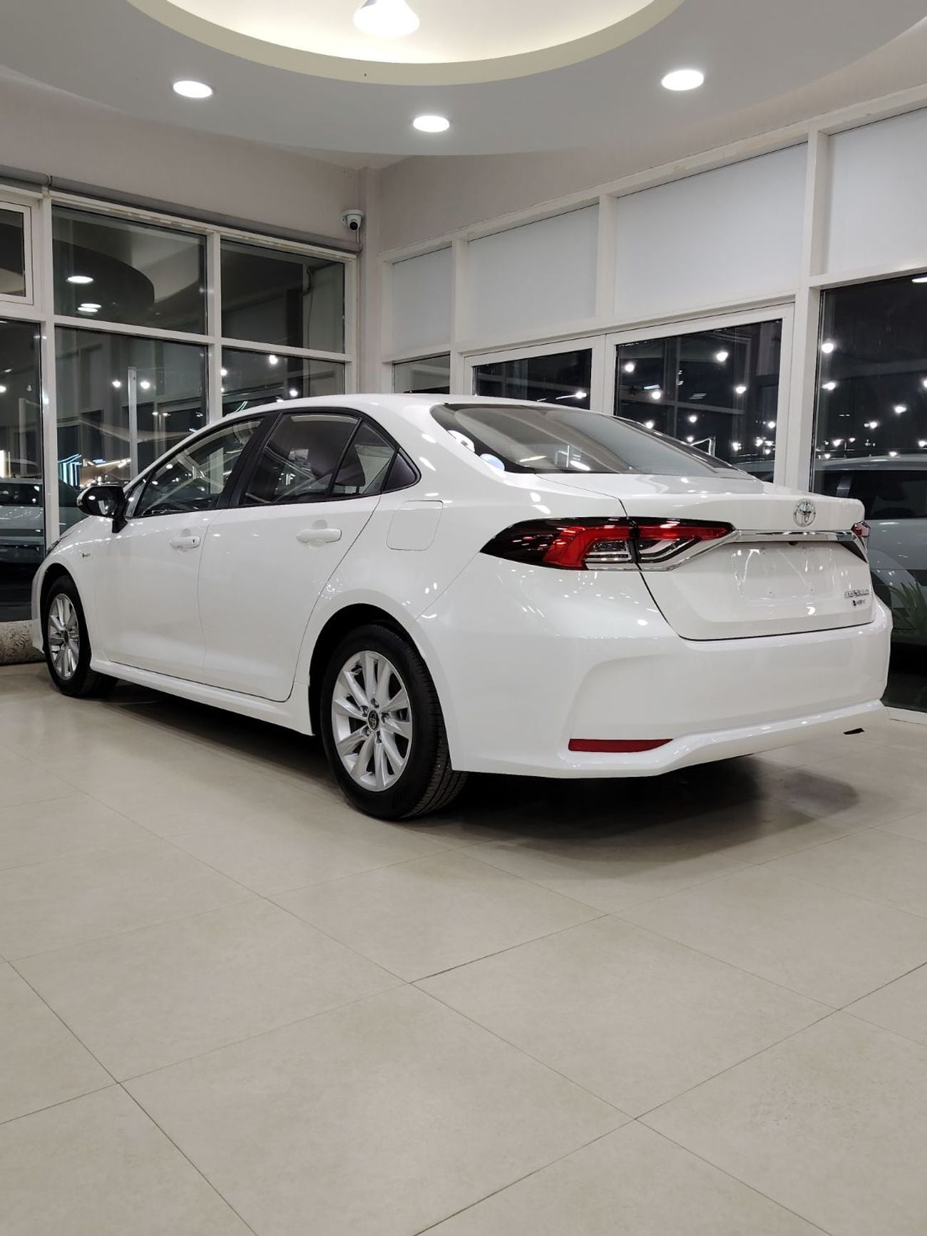 تويوتا كورولا GLI Moonroof Hybrid 1.8L