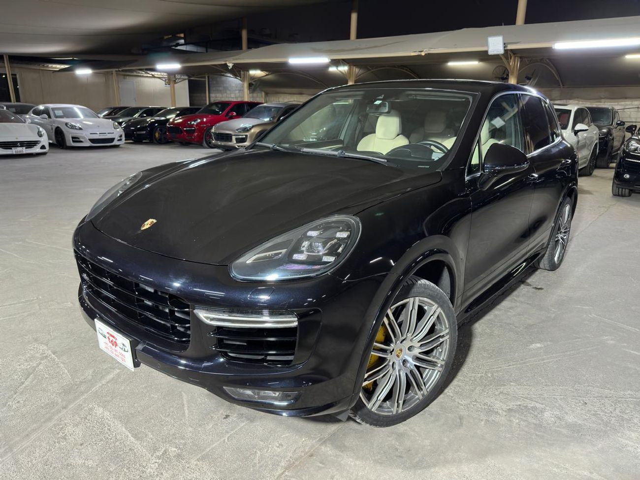 Porsche Cayenne Turbo S 4.8L (570 HP) 2016 | CARBON CERAMIC BRAKES (PCCB) | CARBON INTERIOR PACKAGE | SUNROOF