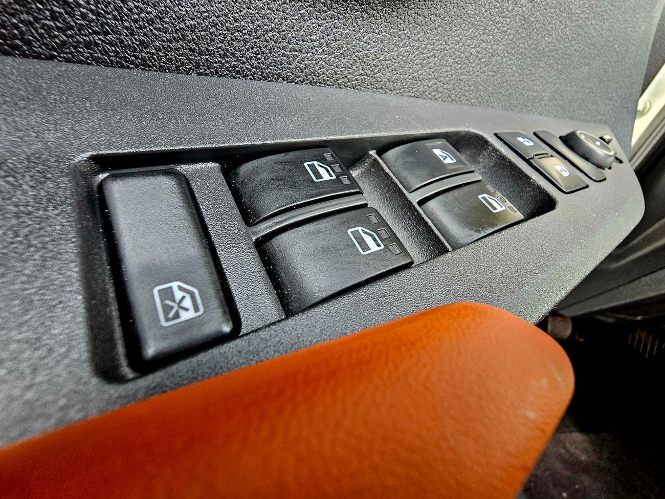 تويوتا يارس SE/ 1.5 V4 / LEATHER SEATS/ LOW MILEAGE/ SINGLE OWNER