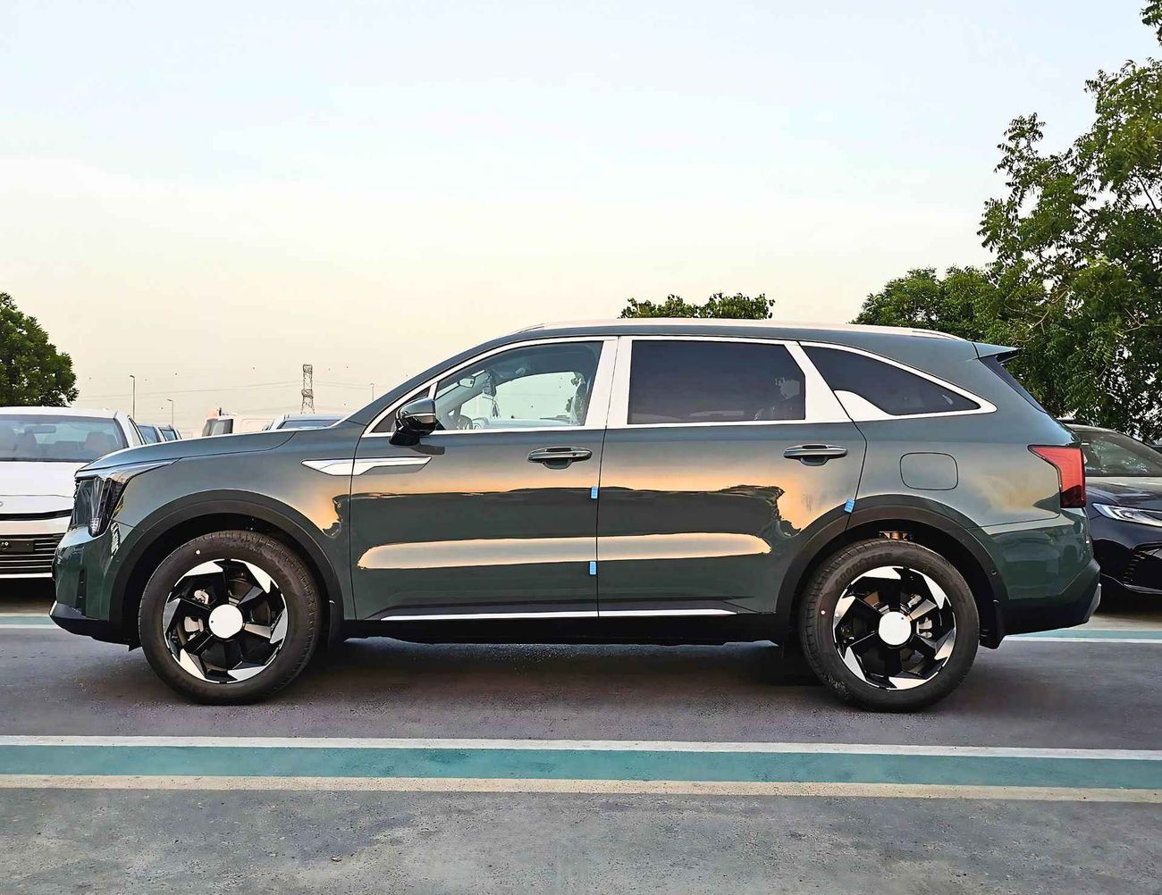 كيا سورينتو 2.5L V4 PETROL / 360* CAMERA  / POWER SEATS / 4WD (CODE # 69092)