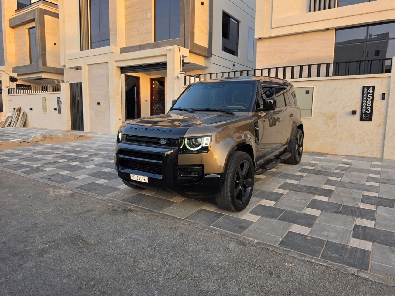 لاند روفر ديفندر 110 HSE P400