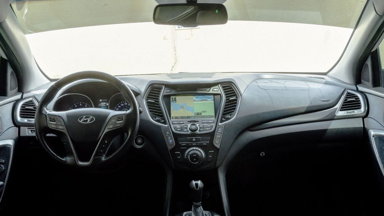 Hyundai Santa Fe 2016 Hyundai Santa Fe 3.3L AT Petrol (White)