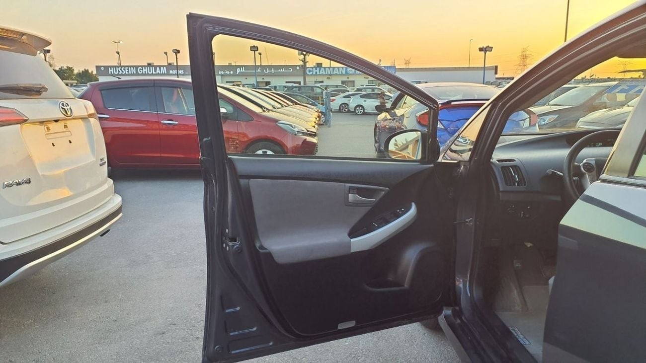تويوتا برياس Prius PLUG IN  Fresh Import 2013 Model