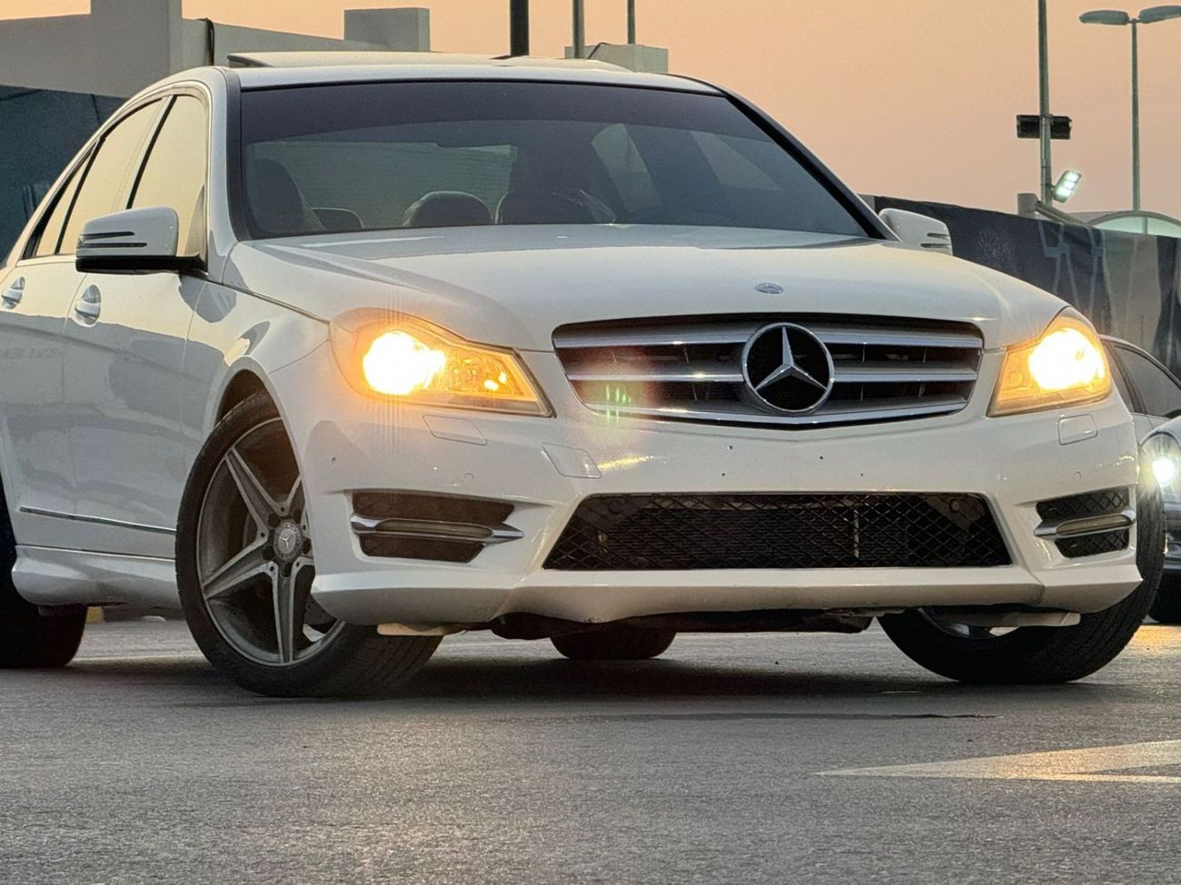 Mercedes-Benz C 300 Luxury 3.0L In excellent condition and requires no expenses