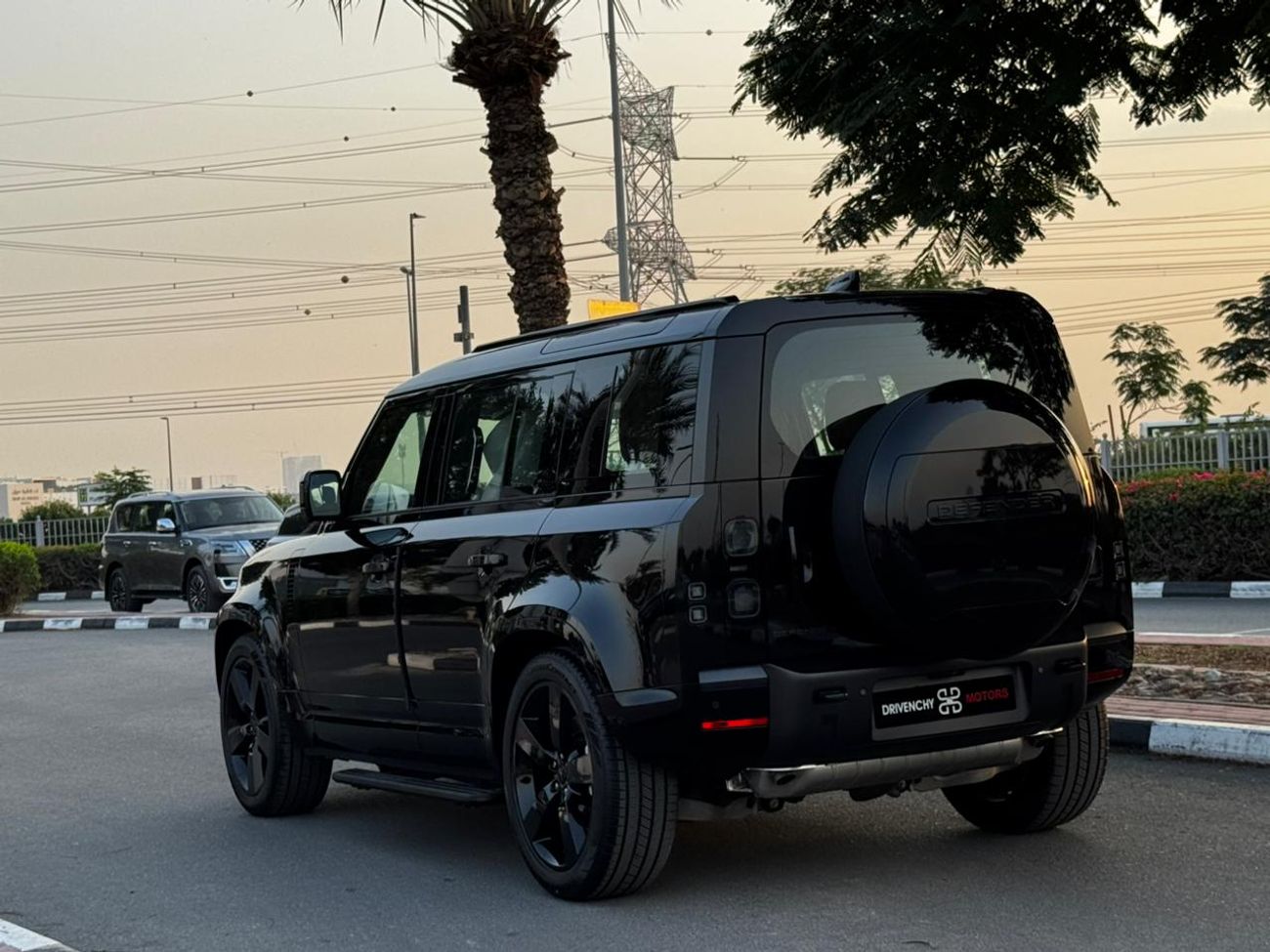 لاند روفر ديفندر LAND ROVER DEFENDER HSE P400 X-DAYNAMIC GCC FULLY LOADED UNDER WARRANTY