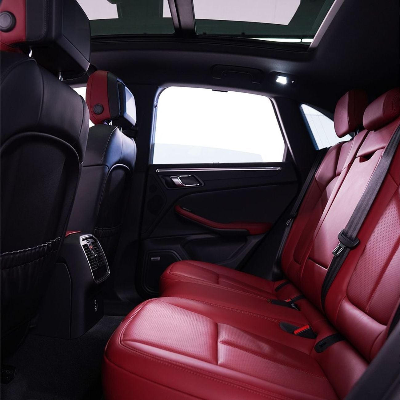 بورش ماكان Base 2025 Porsche Macan, 2027 Porsche Warranty, Sport Chrono Package, Very Low Kms, GCC