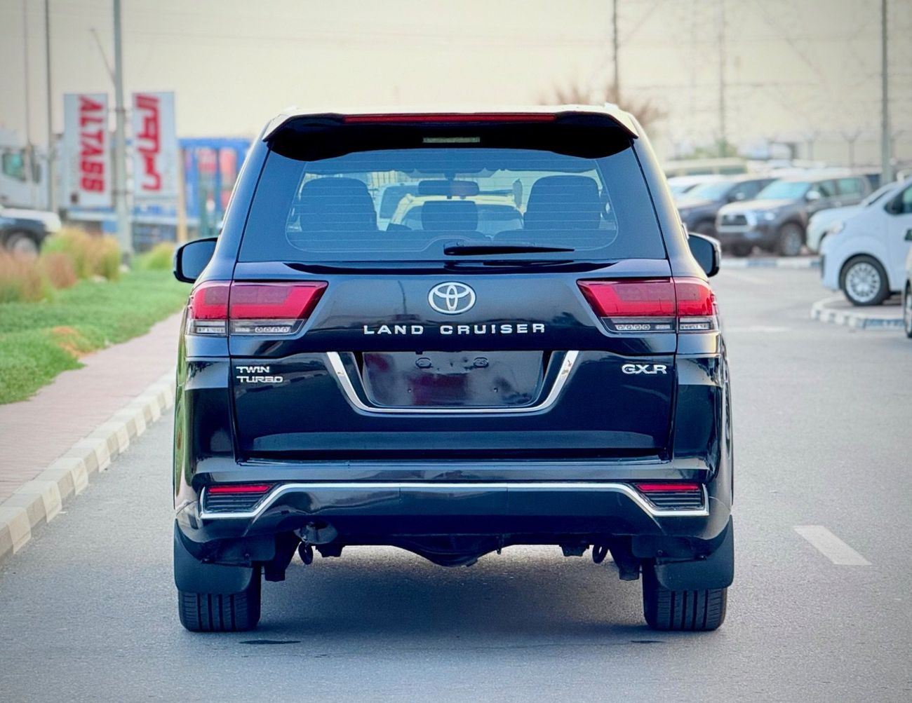 Toyota Land Cruiser 2018 Model Facelift to 2025 LC300 Exterior and Interior Both Full Option V6 Engine