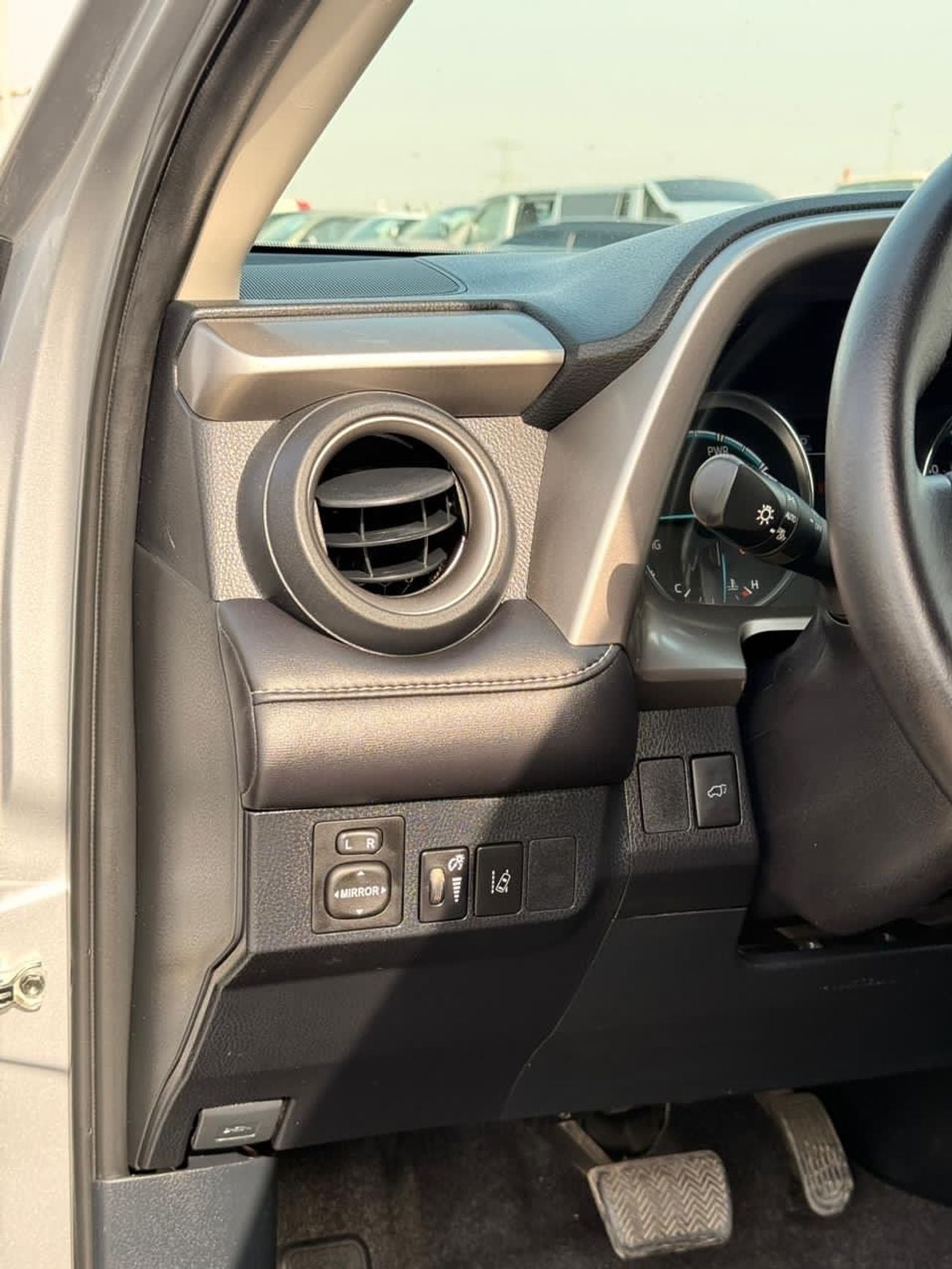 تويوتا راف ٤ XLE 2.5L