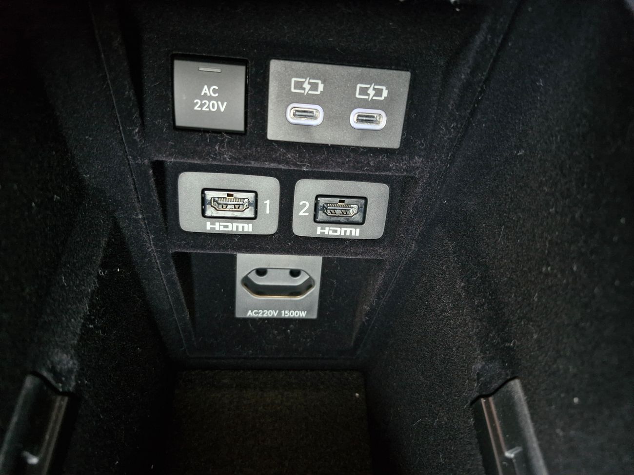 لكزس LM 350h AWD ULTRA LUXURY BRAND NEW 0KM