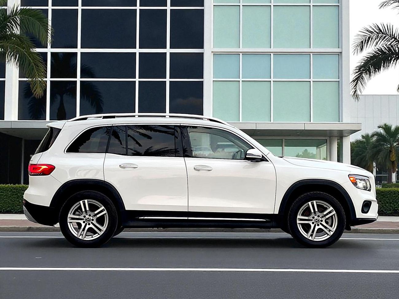 Mercedes-Benz GLB 250 4MATIC 2.0L (221 HP) AED 1,560 PM | MERCEDES GLB250 4MATICI 2023 | ORIGINAL PAINT | LOW MILEAGE| 0%