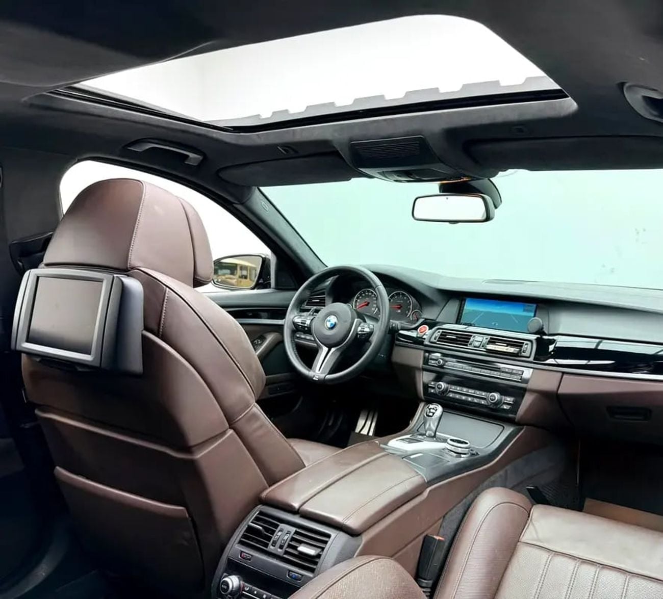 بي أم دبليو M5 ستاندارد Stage 2 Tuned, Carbon Fiber Exterior, Fully Loaded, Excellent Condition, GCC