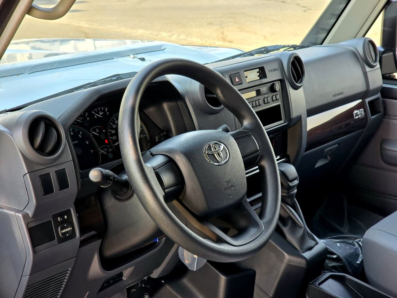 Toyota Land Cruiser LC79 DC PETROL 4.0 AT - DIFF LOCK - STD - 2025 MODEL - GRAY INSIDE GRAY - GCC SPECS