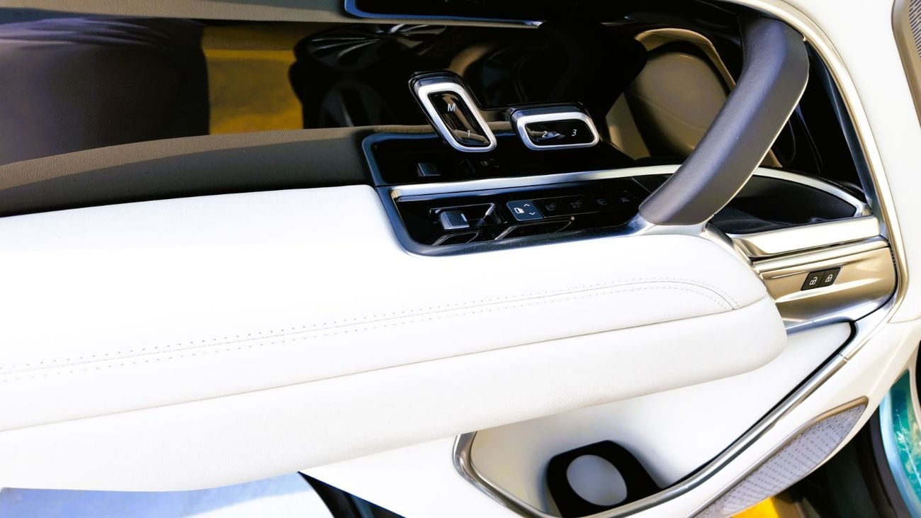 لاند روفر رينج روفر AUTOBIOGRAPHY P530 | Belgravia Green | Black Roof | White Interior | Shadow Exterior Package | GCC Specs