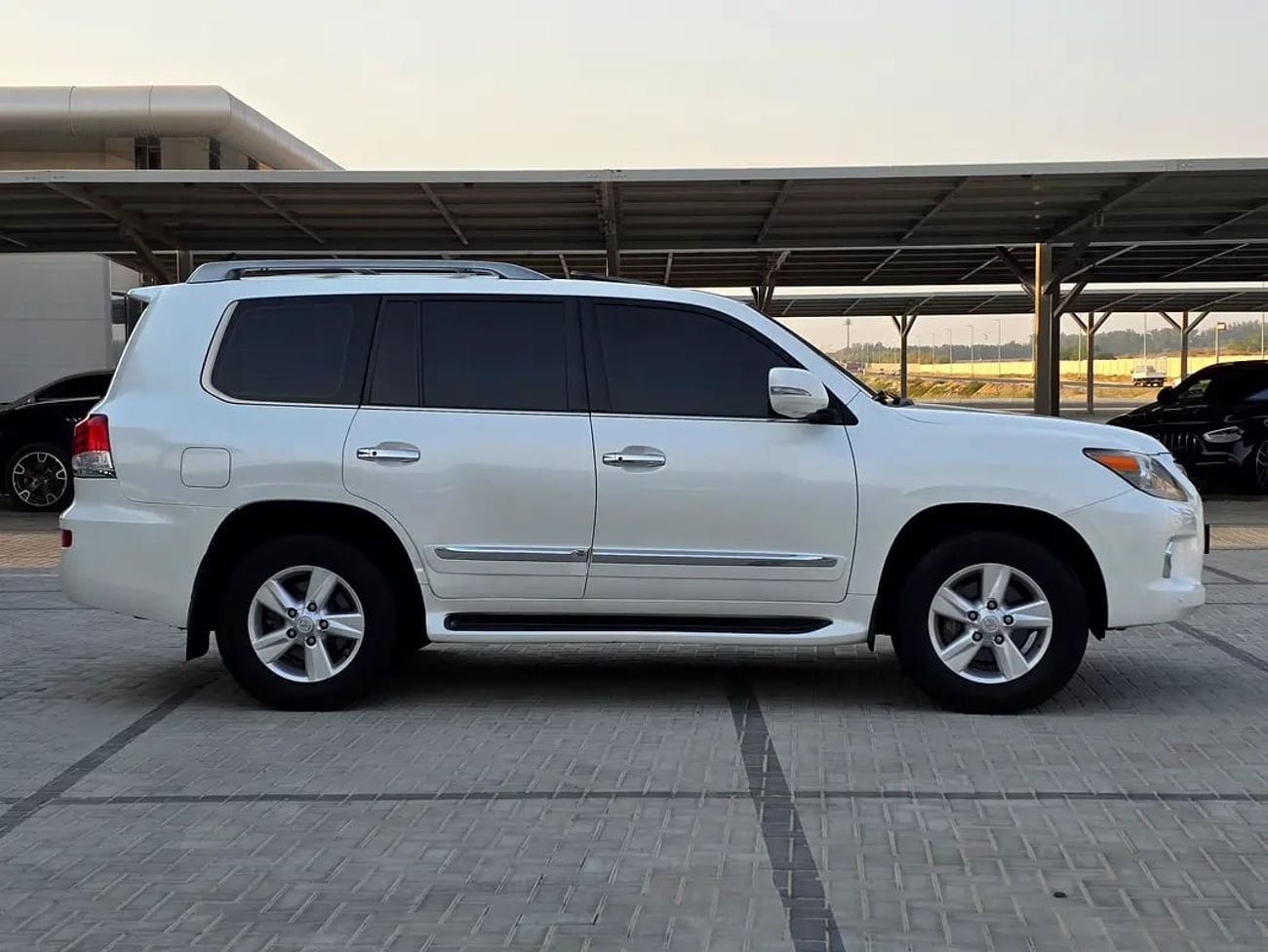 لكزس LX 570 TITANIUM LX570 GCC