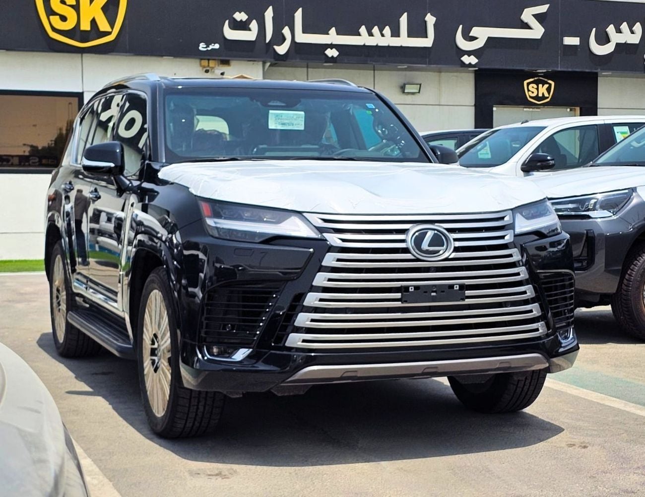 Lexus LX600 SIGNATURE || 3.5L V6 PETROL / RADAR / REAR ENTERTAINMENT SCREEN / HEADS UP DISPALY / COOL BOX (CODE