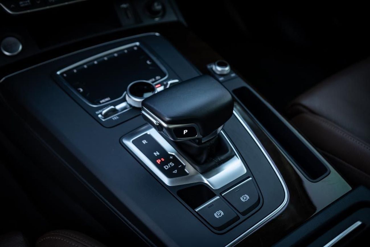 أودي Q5 45 TFSI Quattro S Line 2.0L (252 HP)