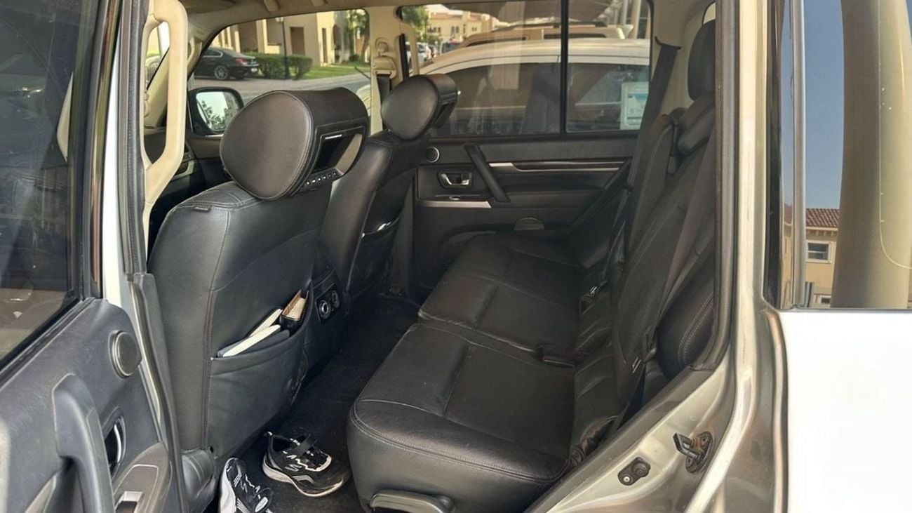 Mitsubishi Pajero GLS HIGHLINE Mitsubishi Pajero / Shogun / Montero 2015 GCC specs