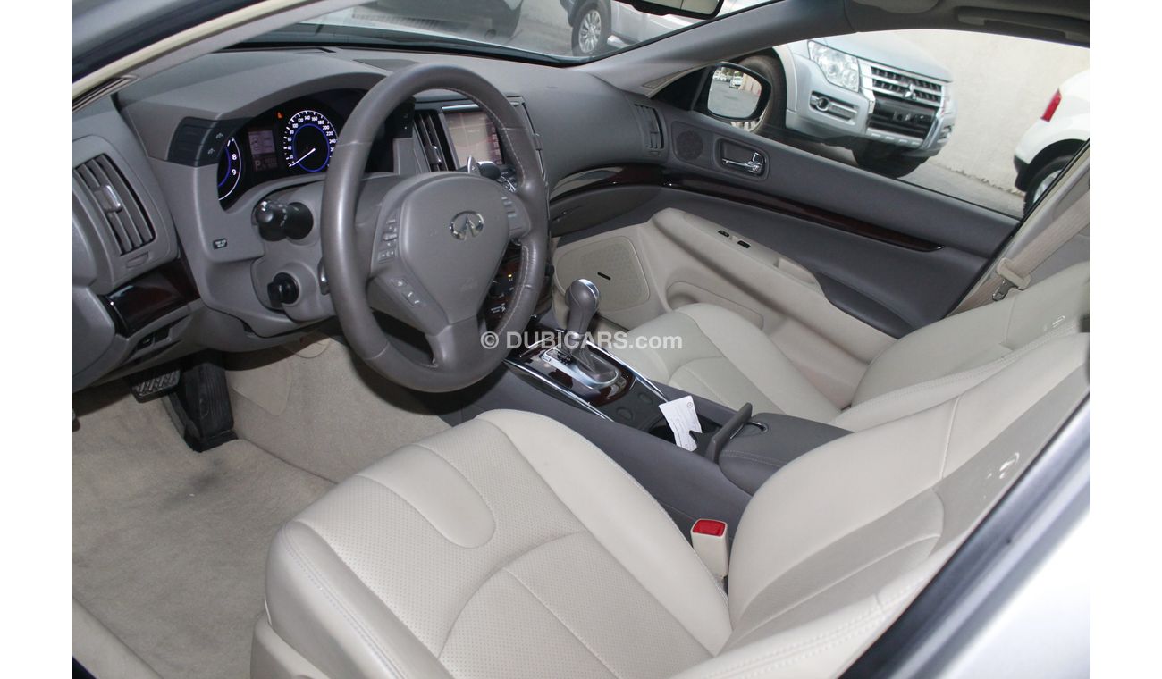 Infiniti G25 2.0L S 2015 WITH NAVIGATION BLUETOOTH SUNROOF