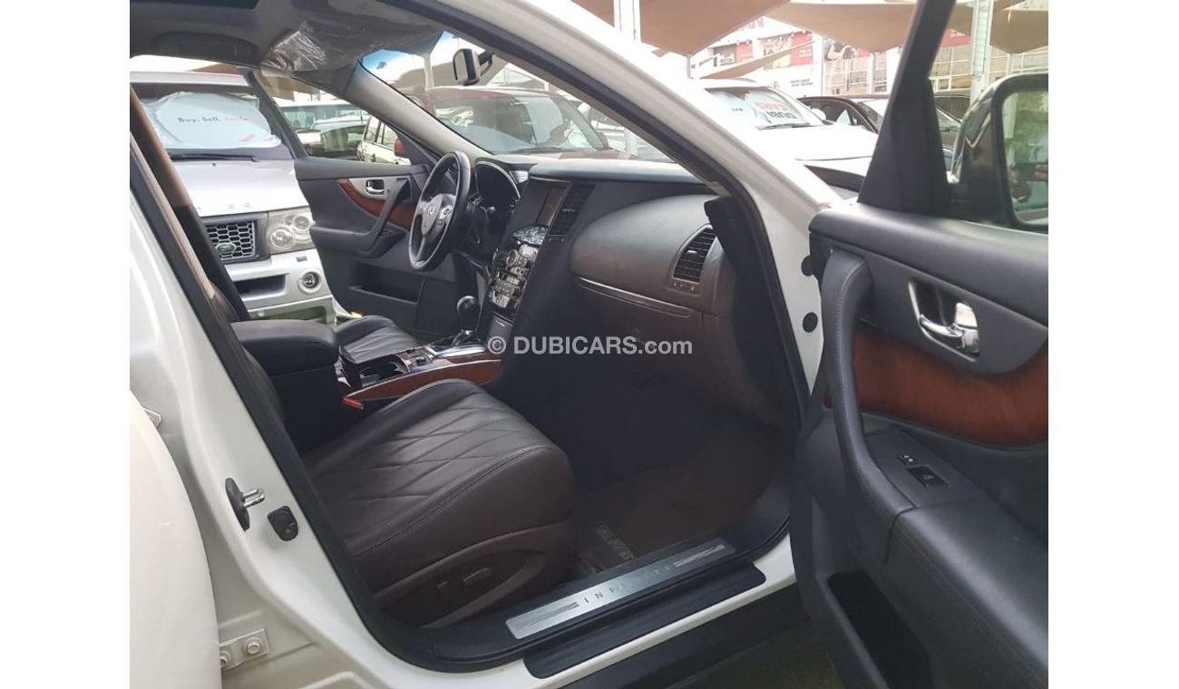 Infiniti FX35 Model 2012 Gulf white color number one, full option, in excellent condition, you do not need any exp