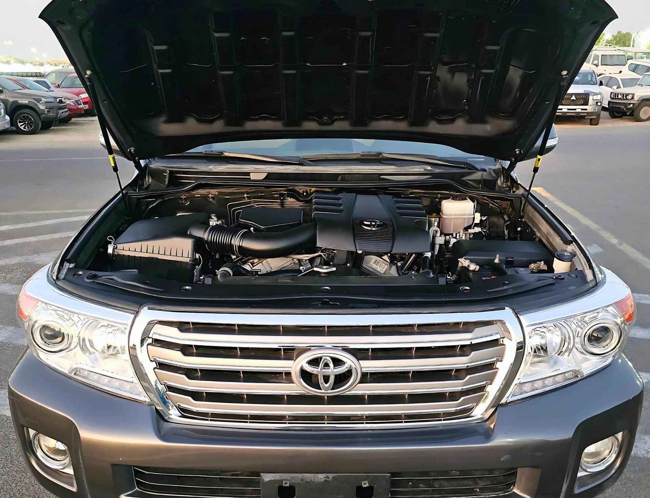 Toyota Land Cruiser GXR/ V6 / 4.0L/ 4WD/ SUNROOF/ ORG SHAPE/ A/T / FULL OPTION / LEATHER SEATS/ EXPORT ONLY / LOT#10319