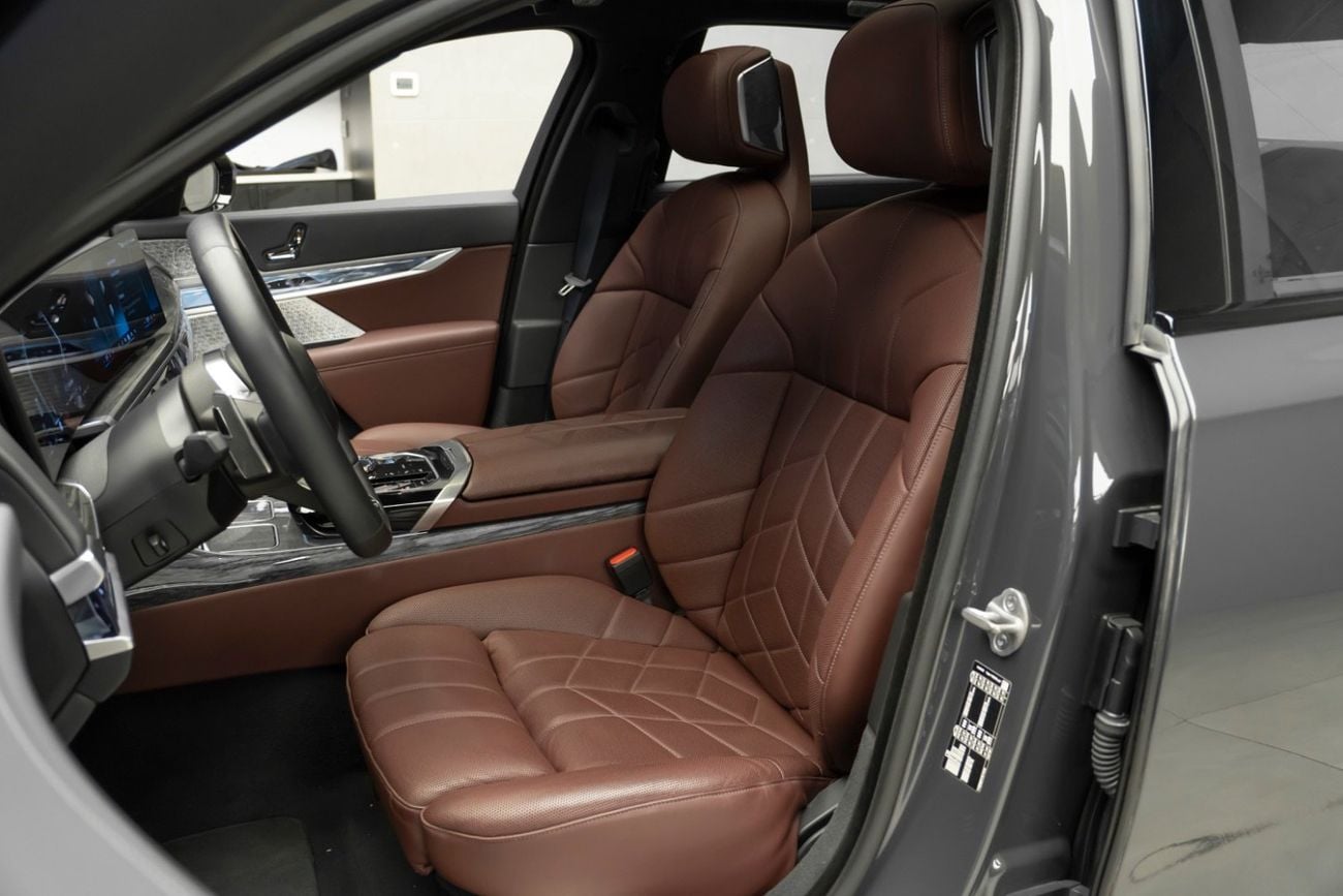بي أم دبليو 740i LUXURY PURE EXCELLENCE