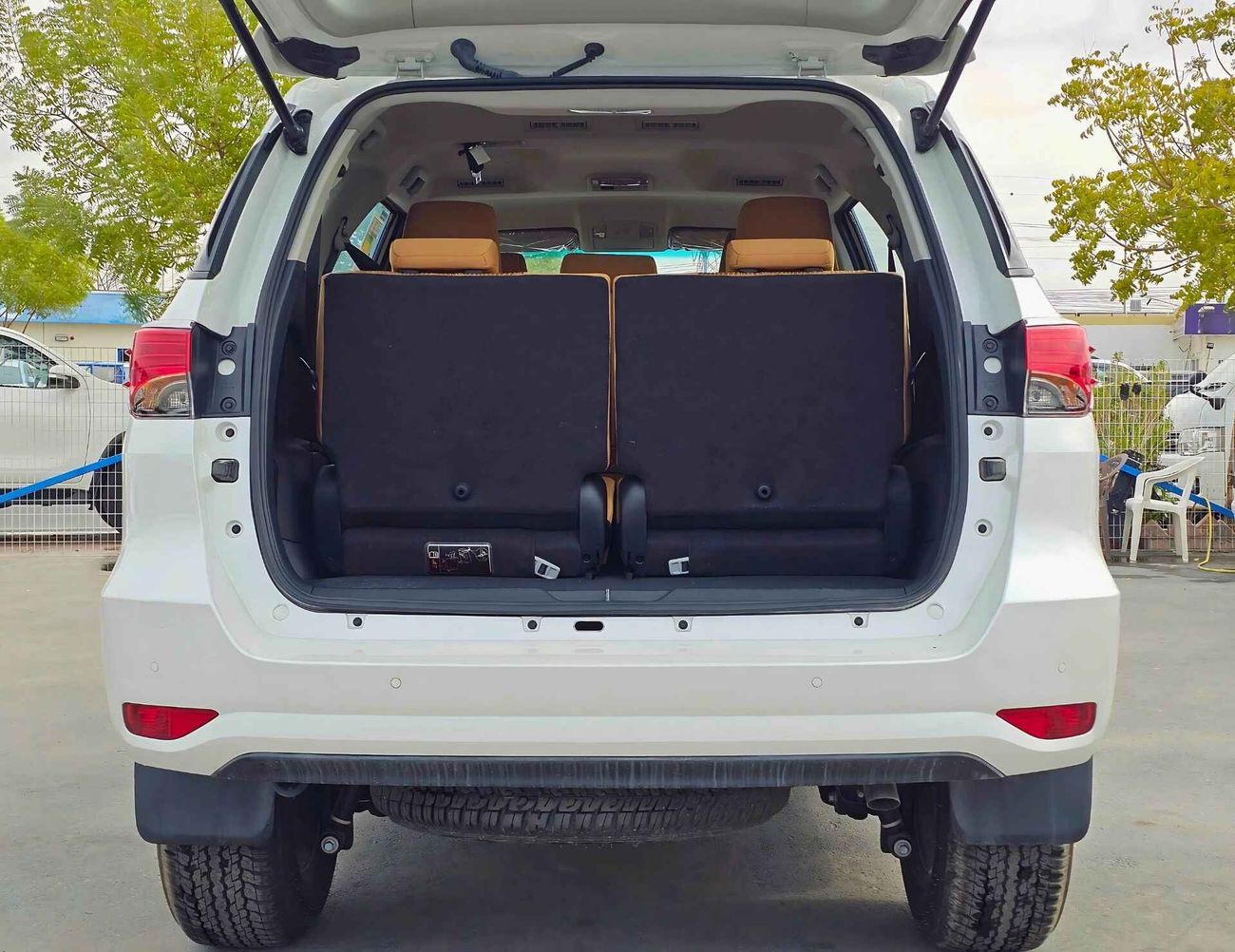 Toyota Fortuner 2.7L V4 PETROL / PUSH START / DVD CAMERA / FULL OPTION (CODE# 69032)