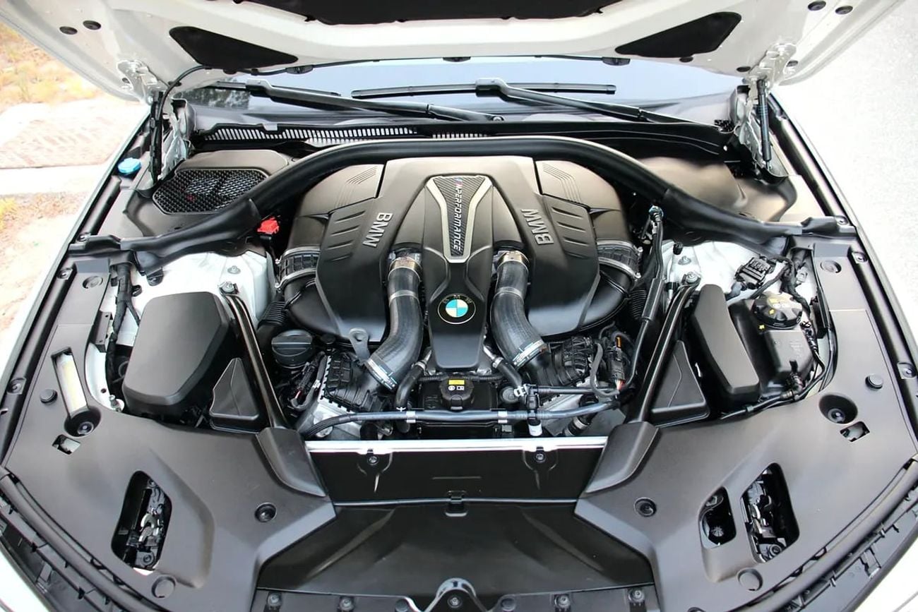 بي أم دبليو 550i M550i xDrive V8 | GCC Specs | Pristine Condition