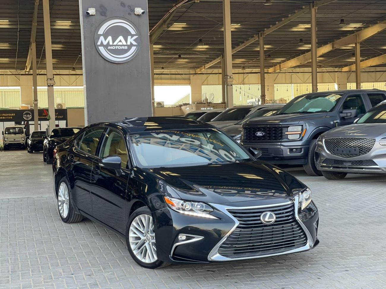 لكزس ES 350 3.5 V6 /PLATINUM / LOW MILEAGE / SCREEN /COOLING AND HEATING SEATS  / IN PERFECT CONDITION