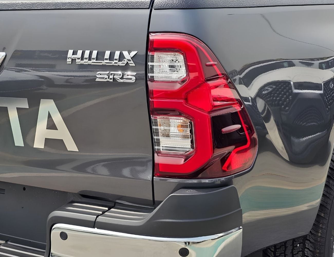Toyota Hilux SR5 STD || 4.0L PETROL 4WD | WOOD INTERIOR W VISOR | BLIND SPOT | DIFFLOCK | DVD+CAMERA (CODE # H6B)