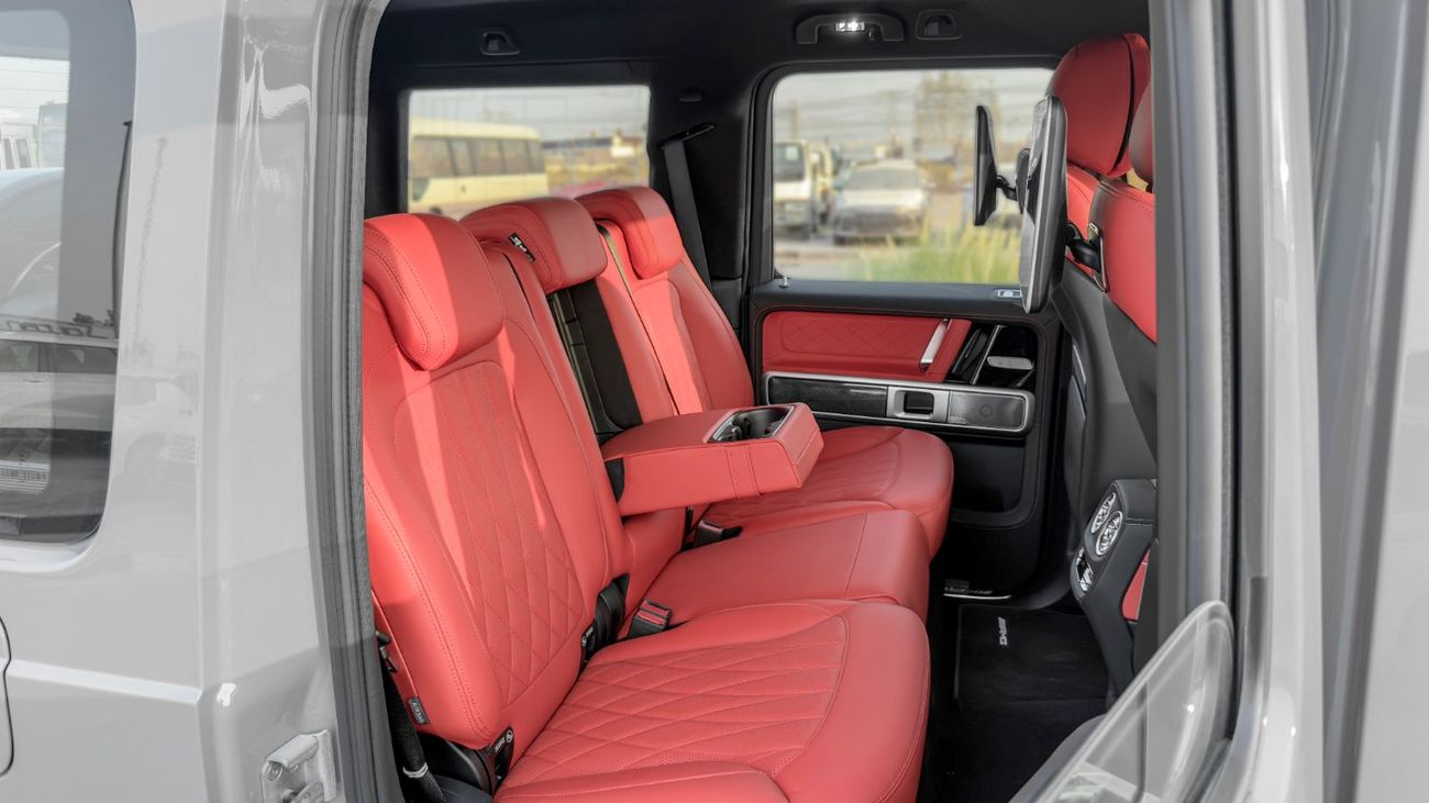 مرسيدس بنز G 63 AMG ستاندارد مرسيدس بنز AMG G 63 موديل 2026، محرك بنزين 4.0 لتر، ناقل حركة أوتوماتيكي (لون ناردو رمادي-أحمر)