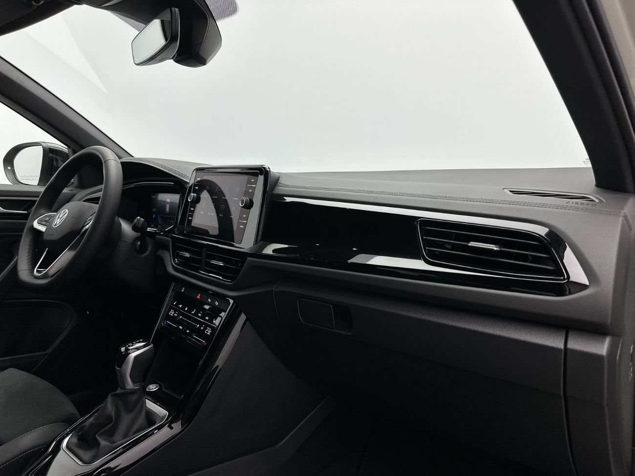 Volkswagen T-ROC Style 1.4L Style without Sunroof w/ Black Style (Ref#34595) / 27,100 AED SAVINGS from New Car